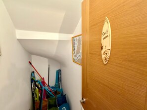A wooden door with a surfboard-shaped sign that reads 'Surf Tool.' - Apartment 'CasaMar El Cotillo' with Sea View, Wi-Fi and Air Conditioning (El Cotillo)