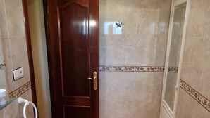 Bathroom - Casa Angelín: Private Terrace, Mountain Views & Wi-Fi in Muros de Nalón (Muros de Nalón)
