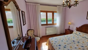 Room - Casa Angelín: Private Terrace, Mountain Views & Wi-Fi in Muros de Nalón (Muros de Nalón)
