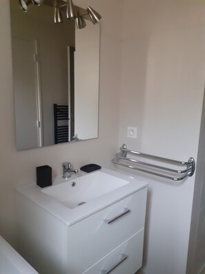 Bathroom - Vrbo Property (Le Boulou)