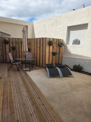 Outdoor dining - Vrbo Property (Le Boulou)