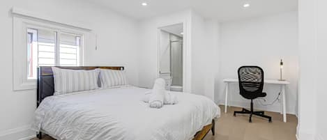 Une chambre à coucher avec un lit, un bureau et une chaise.