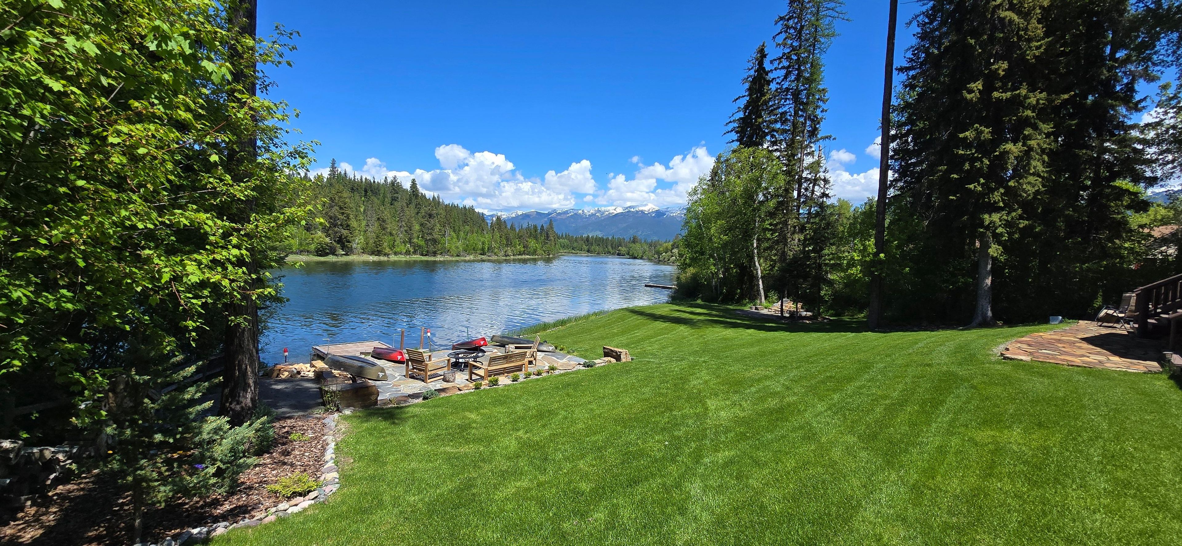 Une propriété située au bord du lac, dotée d’un quai, d’un espace extérieur aménagé et d’une pelouse bien entretenue.