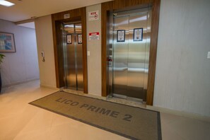 Un ascensor con un cartel que indica que es solo para uso de personal.