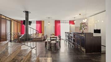 Un interior moderno con una escalera, un comedor y una cocina.