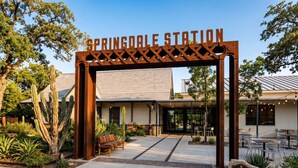 En bygningseingang med et skilt, der viser 'SPRINGDALE STATION', og et velkomstskilt.