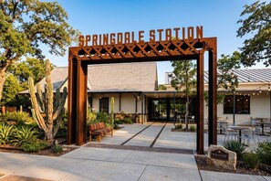 Entrada de un edificio con un cartel que dice 'SPRINGDALE STATION' y un letrero de bienvenida.