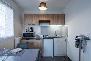 A compact kitchen with a microwave, coffee maker, and a sink. - L’Escapade Marina - entre Camargue et Côte Bleue (Port-de-Bouc)