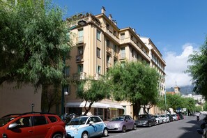 A street with parked cars and a building with balconies. - L'Azur Édouard VII - à 300 m des plages (Menton)