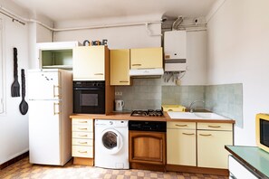 A compact kitchen with a refrigerator, stove, sink, and dishwasher. - L'Azur Édouard VII - à 300 m des plages (Menton)