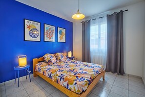 A bedroom with a bed, two bedside tables, a hanging light, and three framed posters on the wall. - L’Escale du Teich - à 2 km de la gare (Le Teich)