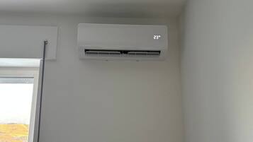 A wall-mounted air conditioning unit with a temperature display.