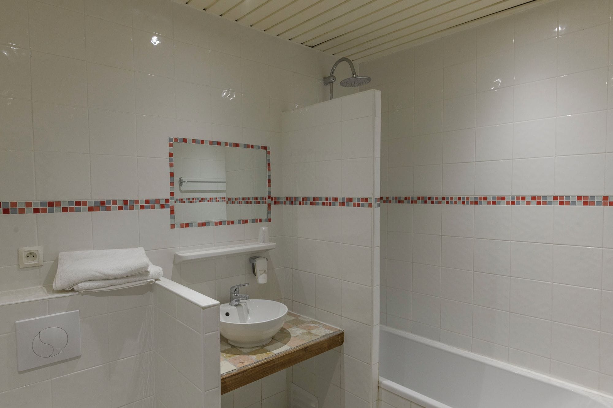 Double Room | Bathroom | Towels, soap, shampoo, toilet paper