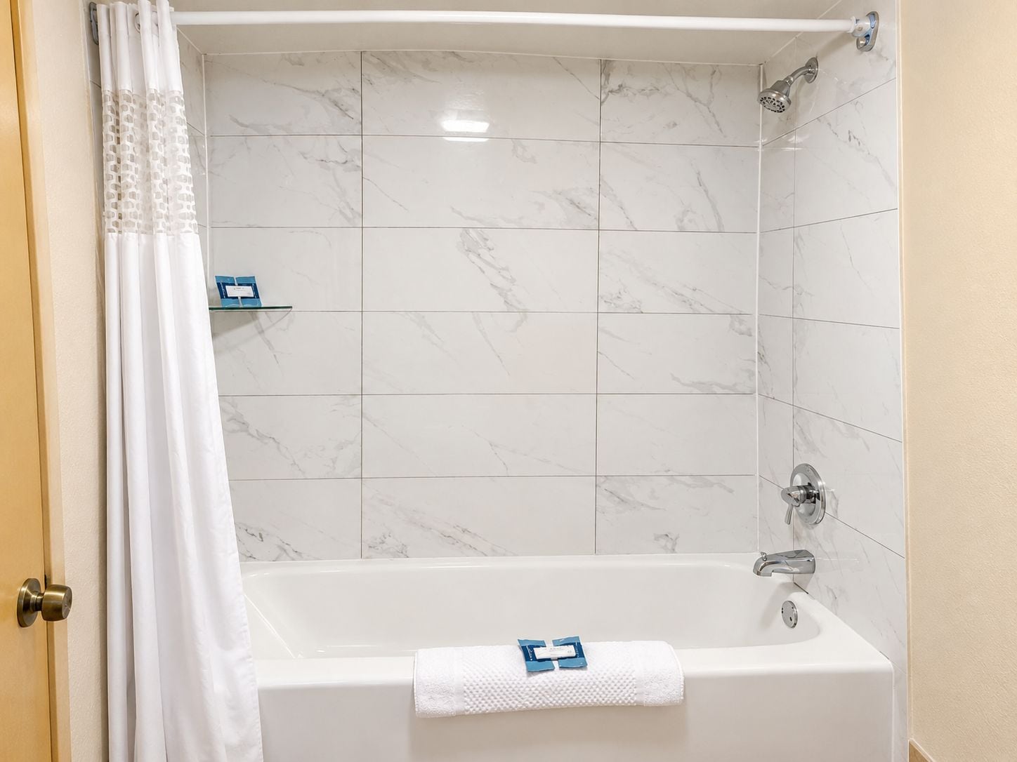 Un baño con bañera, ducha e inodoro.