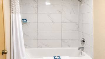 Un baño con bañera, ducha e inodoro.