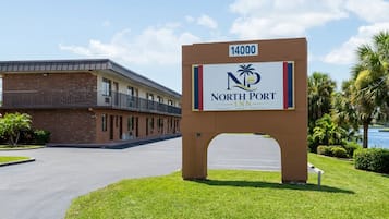 Señal de North Port Inn que muestra el número 14000, indicando la dirección.
