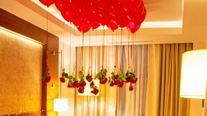 A hotel room with a bed, red balloons, and a candle. - Résidence Jasmins  (Oran)