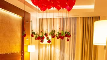 In-room safe, blackout drapes, WiFi (free)