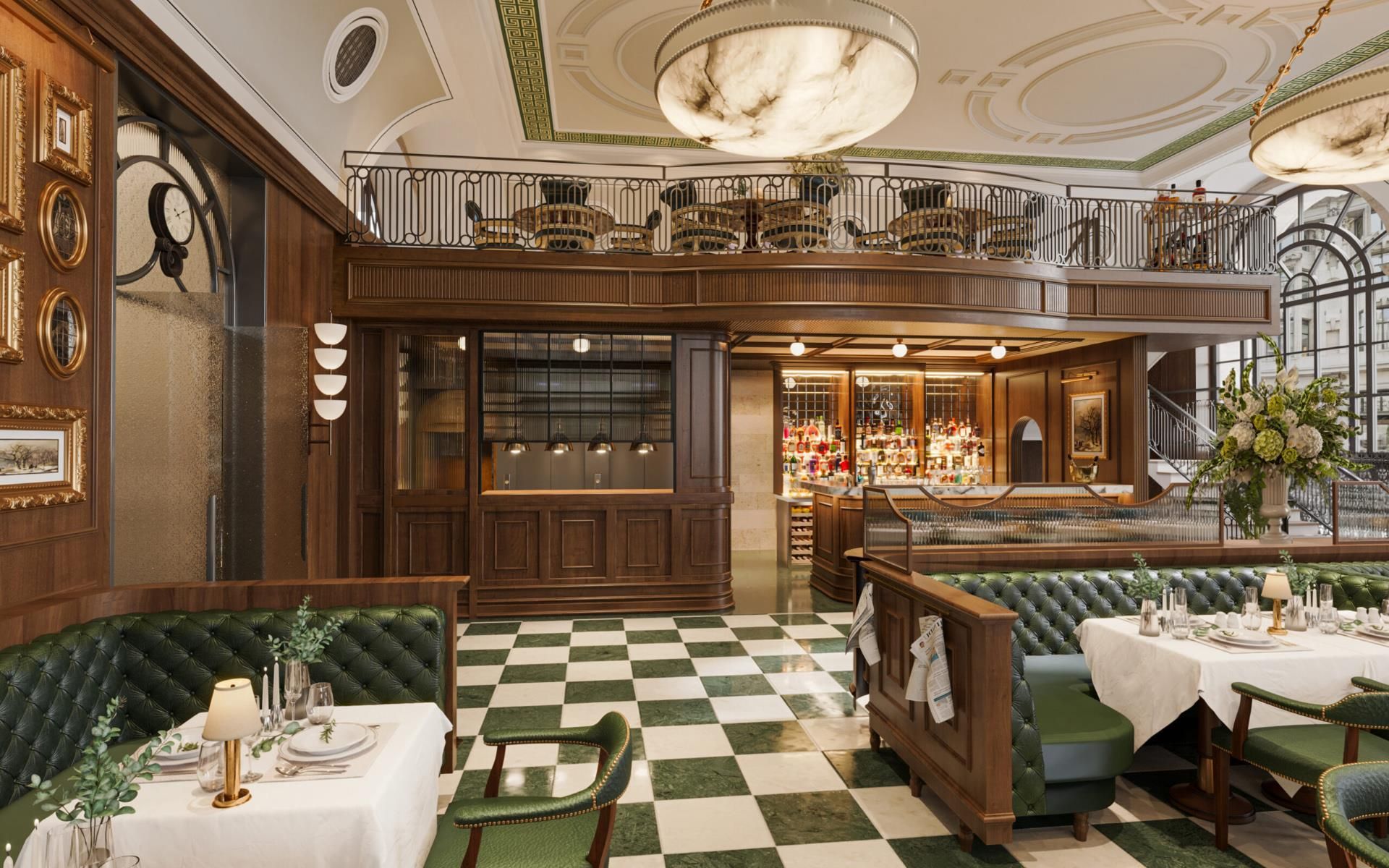 Un'imponente hall d'albergo con pavimento a scacchi, un'area bar e un balcone con ringhiere decorate.