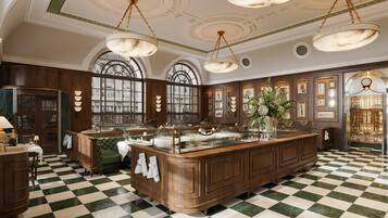 Una cocina amplia con una isla grande, muebles de madera y piso de cuadros.