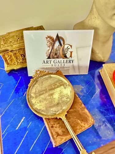  Art Gallery Suites 

Historic Art  Apartment