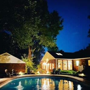 A swimming pool with a house in the background. - The Brick Cottage - Boat Parking, Close to ATU (Russellville)