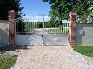 A gated entrance with a gravel path leading to a grassy area. - Holiday Home 'La Source' with WiFi and Pyrenees View (Puymaurin)