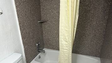 Quarto solteiro | Banheiro | Toalhas de banho, sabonete, shampoo, papel higiênico