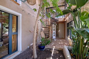 A modern interior with a staircase, potted plants, and a seating area. - Villa 'Sawubona' with Mountain View, Private Terrace and Wi-Fi (Les Adrets-de-l'Estérel)