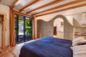A bedroom with a bed, a window, and a door leading to a balcony. - Villa 'Sawubona' with Mountain View, Private Terrace and Wi-Fi (Les Adrets-de-l'Estérel)
