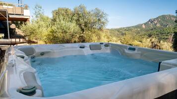 Ein Whirlpool mit Blick auf eine gebirgige Landschaft.