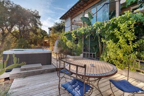 Outdoor dining - Bed and Breakfast 'Marsaou' with Mountain View, Shared Terrace and Wi-Fi (Les Adrets-de-l'Estérel)