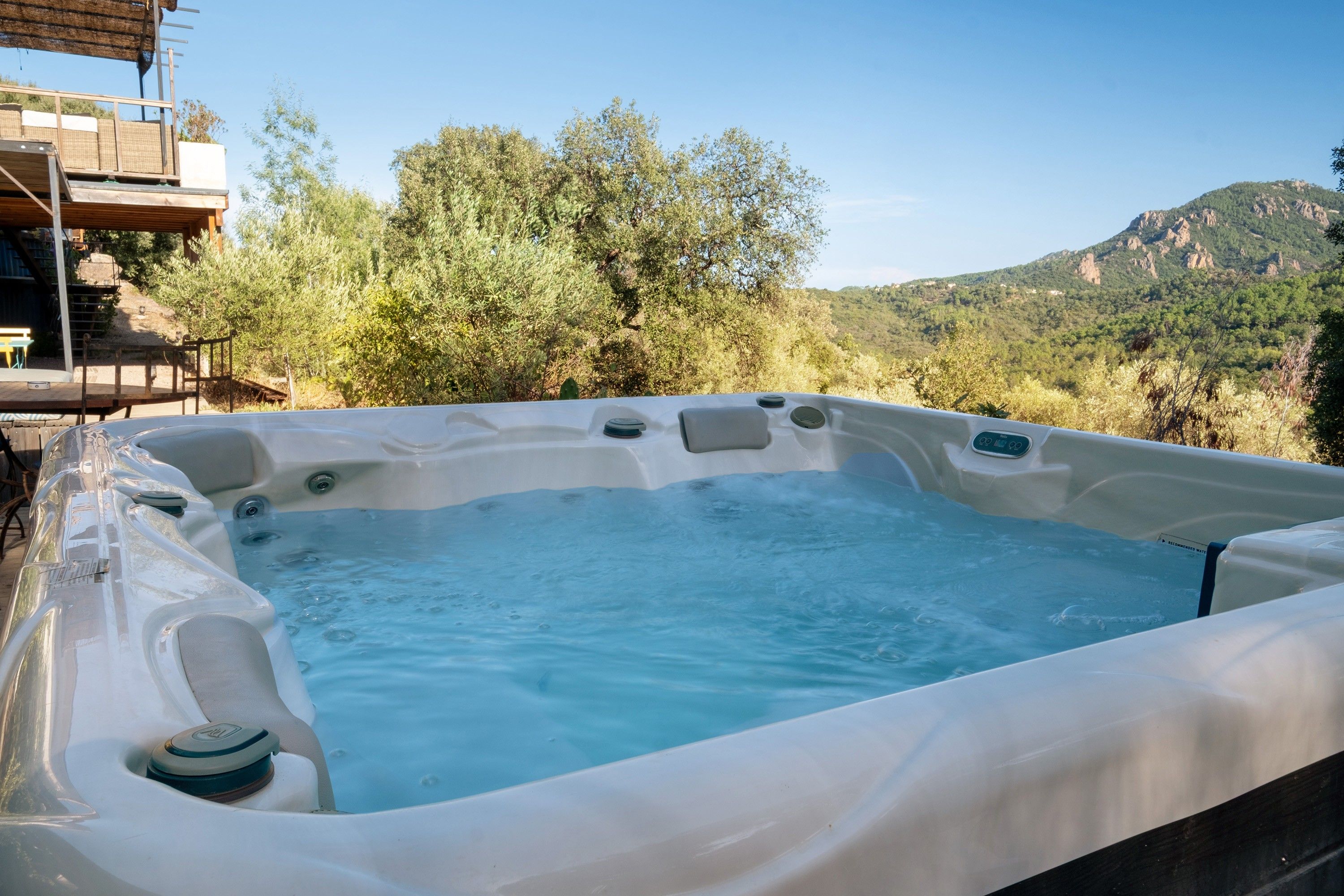 Un bain à remous avec vue sur un paysage montagneux.