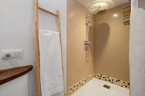 Bathroom - Bed and Breakfast 'Marsaou' with Mountain View, Shared Terrace and Wi-Fi (Les Adrets-de-l'Estérel)
