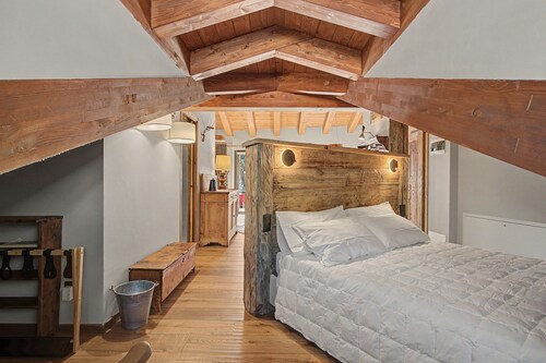 Suite 'Camera Contadino' with Cooktop, Hot Tub with Mont Blanc View