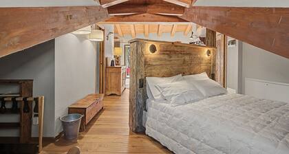 Suite 'Camera Contadino' with Cooktop, Hot Tub with Mont Blanc View
