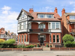A traditional two-story hotel with a prominent bay window, a sign indicating a 20 mph speed limit zone, and a gated entrance. - Ryburn Lodge (Bridlington)