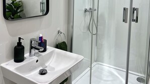 Bathroom - Welsh Getaway Apartment 2 – Merthyr Town Centre - 3 Mins to BikeParkWales (Merthyr Tydfil)