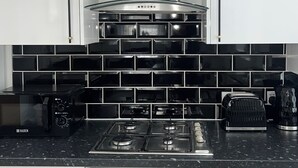 Private kitchen - Welsh Getaway Apartment 2 – Merthyr Town Centre - 3 Mins to BikeParkWales (Merthyr Tydfil)