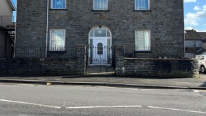 Exterior - Welsh Getaway Apartment 2 – Merthyr Town Centre - 3 Mins to BikeParkWales (Merthyr Tydfil)
