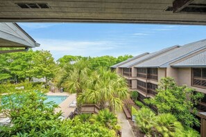 A residential area with a swimming pool, lush greenery, and modern houses. - Shore Drive 3 Bedroom -Pool -Heron Pointe D16 (Myrtle Beach)