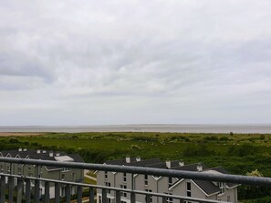 A residential area with houses and a view of a body of water. - 50.5.n North Berth (Wangerland)