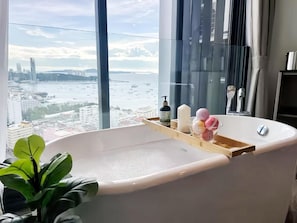 อพาร์ทเมนท์, เตียงควีนไซส์ 1 เตียง, ระเบียง, วิวเมือง | ห้องน้ำ | ฝักบัว