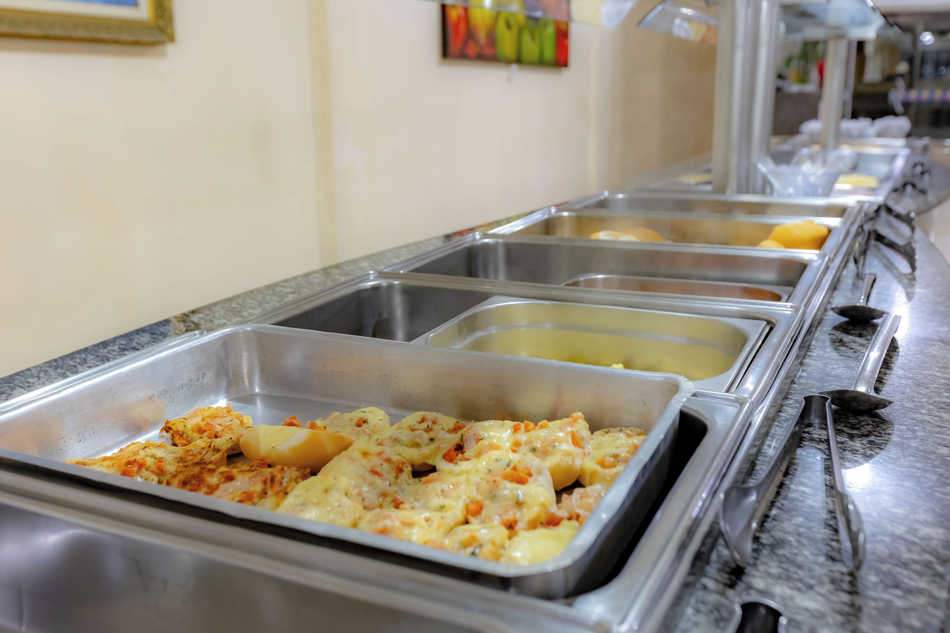 Buffet com diversas opções de comida.