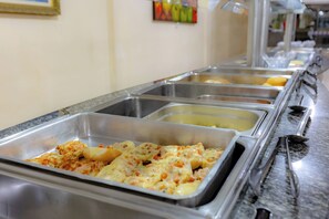 En lang buffet med mange forskellige retter.