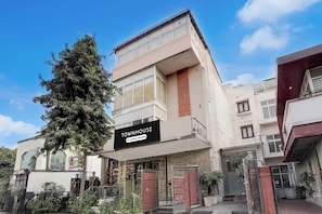 A building with a sign that reads 'TOWNHOUSE Company Serviced.' - Townhouse Millenium City Centre (Gurugram)