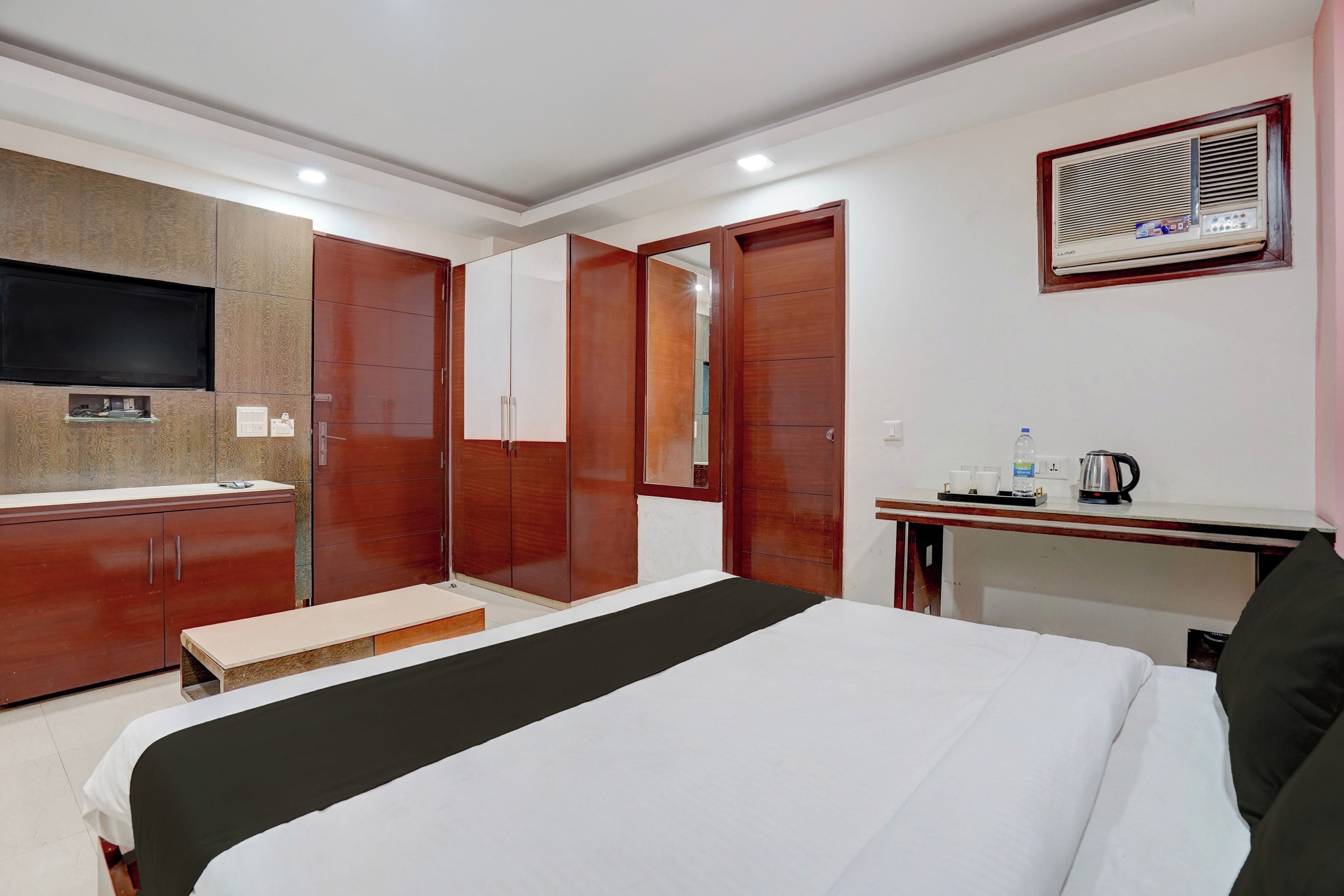 Desk, WiFi (free), bed sheets