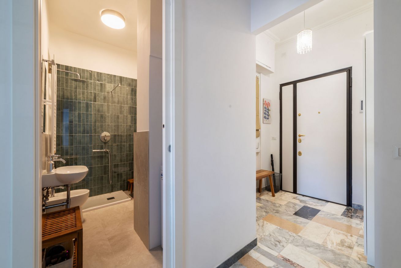 Een badkamer met een wastafel, toilet en douche.