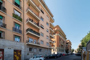 A multi-story residential building with balconies, parked cars, and a clear sky. - Apartment located on the ground floor (10 steps to access) of a typical period building (NOT suitable for disabled people) overlooking the Basilica of St. John Lateran.In 55 sqm of space it comfortably accommodates 3 people.Conveniently located a short d (Roma)