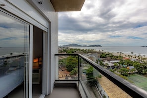 A balcony with a view of a beach and cityscape. - Guarujá By Candeias (Guarujá)